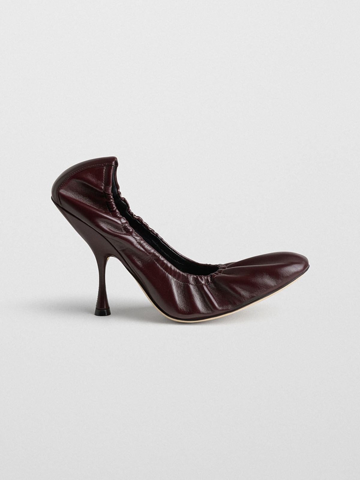 Pucker Pumps aus glänzendem Leder in Oxblood